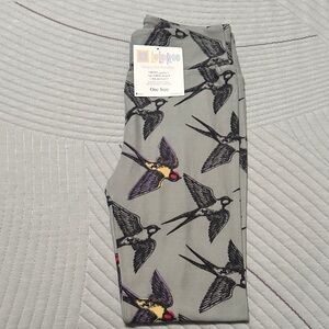 LuLaRoe Gray Leggings with Swallow Print ( NEW) beautiful leggings OS